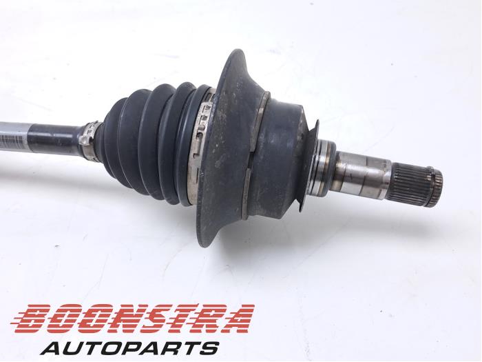 Aandrijfas links-voor van een Mercedes-AMG ML III AMG (166) 5.5 ML-63 AMG V8 32V Biturbo 2013