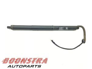 Gebruikte Kofferdekseldemper links-achter BMW X5 (F15) Prijs € 90,69 Inclusief btw aangeboden door Boonstra Autoparts