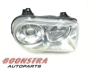 Gebruikte Rechter Koplamp Chrysler 300 C 5.7 V8 Hemi Prijs € 329,95 Margeregeling aangeboden door Boonstra Autoparts