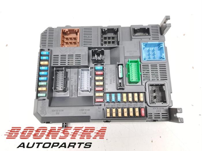 Computer Body Control van een Citroën C4 Cactus (0B/0P) 1.2 PureTech 82 12V 2017