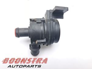 Gebruikte Watercirculatiepomp Jaguar F-Pace 2.0 D 180 16V AWD Prijs € 29,95 Margeregeling aangeboden door Boonstra Autoparts