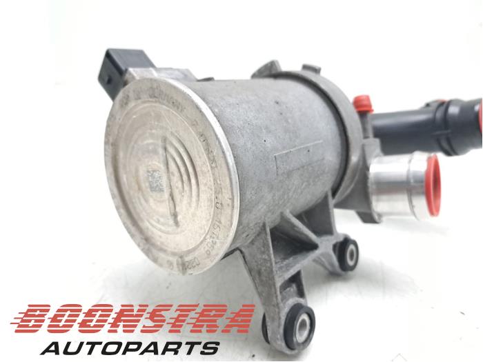 Waterpomp van een Mercedes-Benz GLC (X253) 2.0 260 16V 4-Matic 2016