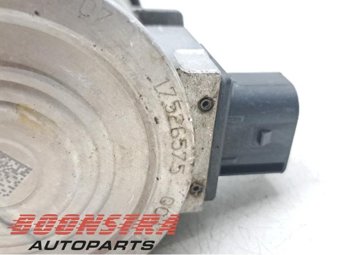 Waterpomp van een Mercedes-Benz GLC (X253) 2.0 260 16V 4-Matic 2016