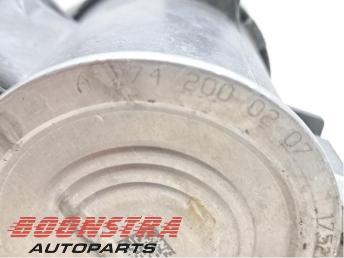 Waterpomp van een Mercedes-Benz GLC (X253) 2.0 260 16V 4-Matic 2016