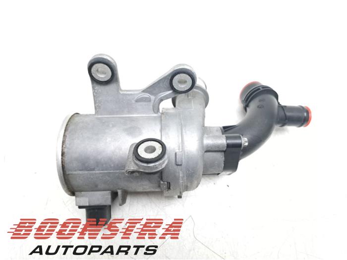 Waterpomp van een Mercedes-Benz GLC (X253) 2.0 260 16V 4-Matic 2016