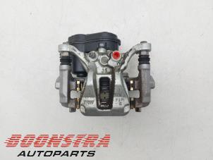 Gebruikte Remklauw (Tang) rechts-achter Toyota Yaris IV (P21/PA1/PH1) 1.5 12V Hybrid 115 Prijs € 54,95 Margeregeling aangeboden door Boonstra Autoparts