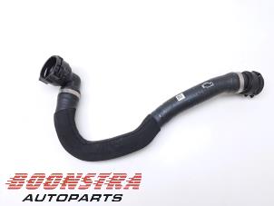 Gebruikte Koelwaterslang BMW X5 (G05) xDrive50e 3.0 24V Prijs € 59,96 Inclusief btw aangeboden door Boonstra Autoparts
