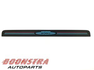 Gebruikte Sierstrip Mini Countryman (F60) 2.0 16V John Cooper Works ALL4 Prijs € 40,00 Inclusief btw aangeboden door Boonstra Autoparts