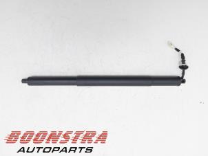 Gebruikte Gasveer links-achter BMW X5 (G05) xDrive50e 3.0 24V Prijs € 241,94 Inclusief btw aangeboden door Boonstra Autoparts