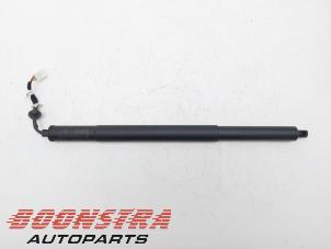 Gebruikte Kofferdekseldemper rechts-achter BMW X5 (G05) xDrive50e 3.0 24V Prijs € 174,95 Inclusief btw aangeboden door Boonstra Autoparts