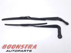 Gebruikte Ruitenwisserarm voor Mini Mini (F56) 2.0 16V John Cooper Works Prijs € 44,95 Inclusief btw aangeboden door Boonstra Autoparts