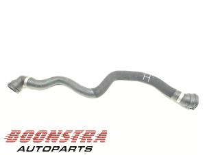 Gebruikte Koelwaterslang BMW X5 (G05) xDrive50e 3.0 24V Prijs € 59,96 Inclusief btw aangeboden door Boonstra Autoparts