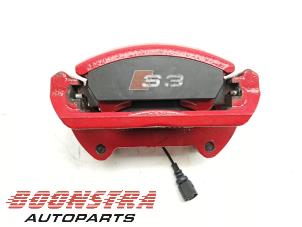 Gebruikte Remklauw (Tang) rechts-voor Audi S3 Sportback (8VA/8VF) 2.0 T FSI 16V Prijs € 109,95 Margeregeling aangeboden door Boonstra Autoparts