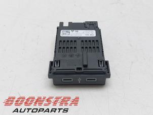 Gebruikte AUX/USB aansluiting Volkswagen Polo VI (AW1) 1.0 TSI 12V Prijs € 24,95 Margeregeling aangeboden door Boonstra Autoparts