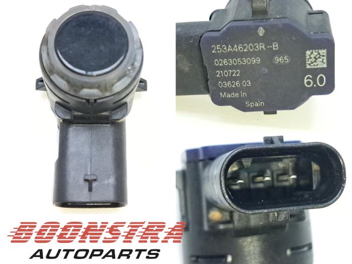Gebruikte PDC Sensor Renault Megane IV Estate (RFBK) 1.3 TCE 160 16V Prijs € 24,95 Margeregeling aangeboden door Boonstra Autoparts