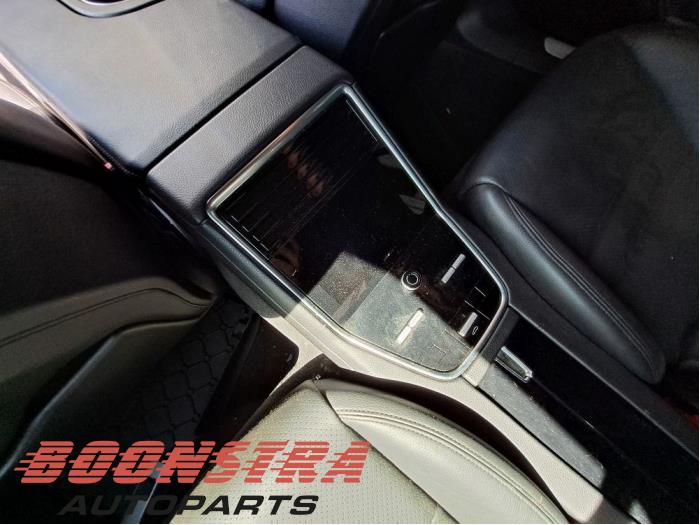Gebruikte Display Interieur Porsche Panamera (971G) 4.0 V8 4S Diesel Prijs € 895,00 Margeregeling aangeboden door Boonstra Autoparts