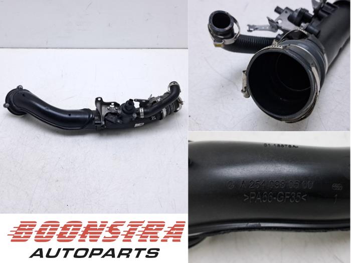 Gebruikte Intercooler Buis Mercedes C (W206) C-300 e 2.0 Turbo Prijs € 59,95 Margeregeling aangeboden door Boonstra Autoparts