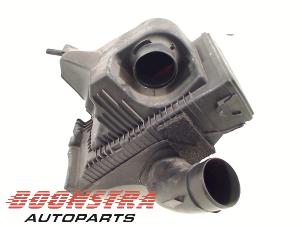 Gebruikte Luchtfilterhuis Renault Clio III (BR/CR) 1.2 16V TCe 100 Prijs € 24,95 Margeregeling aangeboden door Boonstra Autoparts