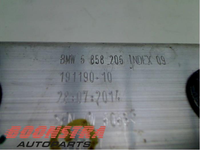 Steun (diversen) van een BMW i8 (I12) 1.5 TwinPower Turbo 2015