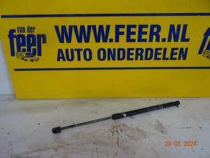 Gebruikte Gasdemper rechts-achter Opel Agila (B) 1.0 12V Prijs € 7,50 Margeregeling aangeboden door Autobedrijf van der Feer