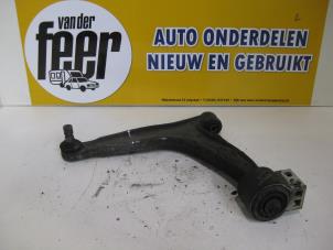Gebruikte Triangel links-voor Opel Signum (F48) 3.0 CDTI V6 24V Prijs € 45,00 Margeregeling aangeboden door Autobedrijf van der Feer