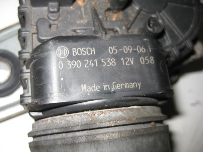 Ruitenwissermotor voor van een Opel Astra H SW (L35) 1.9 CDTi 100 2006