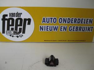 Gebruikte Paniekverlichtings Schakelaar Opel Corsa D 1.4 16V Twinport Prijs € 10,00 Margeregeling aangeboden door Autobedrijf van der Feer