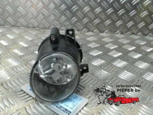 Gebruikte Mistlamp links-voor Volkswagen Polo IV (9N1/2/3) 1.4 16V Prijs € 15,75 Margeregeling aangeboden door Autosloperij Pieper BV