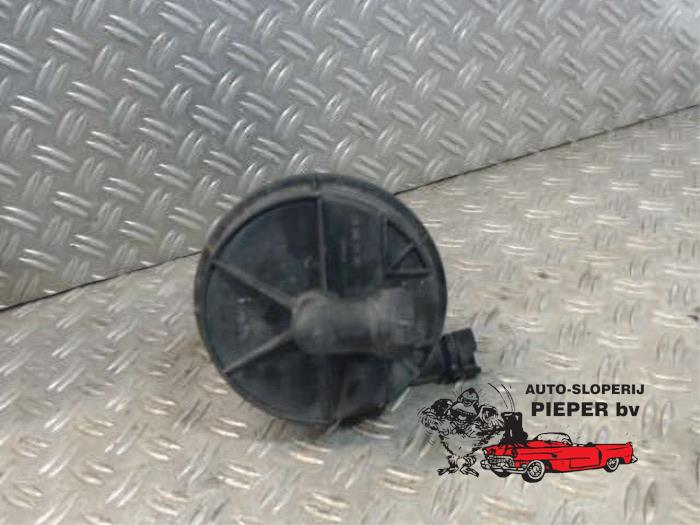 Luchtpomp Uitlaatgas van een Renault Clio II (BB/CB) 1.6 RN, RT 1999