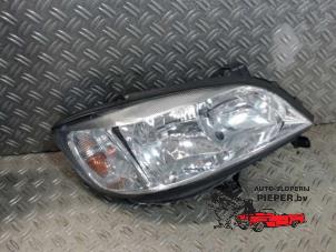 Gebruikte Koplamp rechts Opel Zafira (F75) 2.0 DTI 16V Prijs € 36,75 Margeregeling aangeboden door Autosloperij Pieper BV