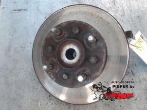 Gebruikte Fusee houder links-voor Hyundai Lantra/Elantra II Wagon 1.5 GL,GLS 12V Prijs € 36,75 Margeregeling aangeboden door Autosloperij Pieper BV