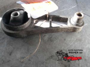 Gebruikte Versnellingsbak Steun Renault Clio II (BB/CB) 1.6 Autom. Prijs € 21,00 Margeregeling aangeboden door Autosloperij Pieper BV