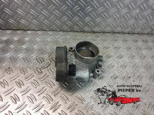 Gebruikte Gasklephuis Opel Astra G (F08/48) 2.2 16V Prijs € 52,50 Margeregeling aangeboden door Autosloperij Pieper BV