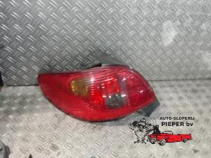 Gebruikte Achterlicht links Peugeot 206 (2A/C/H/J/S) 2.0 XS,XT HDi Prijs € 26,25 Margeregeling aangeboden door Autosloperij Pieper BV