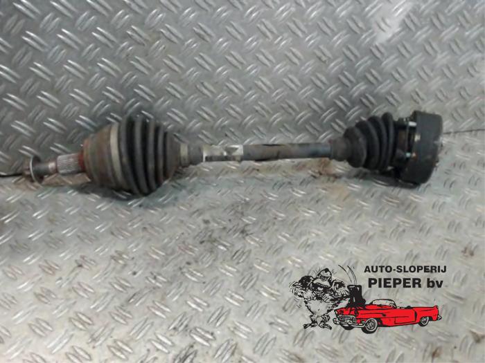 Gebruikte Aandrijfas links-voor Volkswagen Golf IV (1J1) 1.9 TDI 110 Prijs € 36,75 Margeregeling aangeboden door Autosloperij Pieper BV