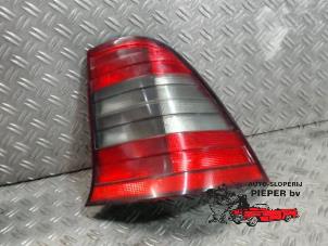 Gebruikte Achterlicht rechts Mercedes C Combi (S202) 2.2 C-220 CDI 16V Prijs € 36,75 Margeregeling aangeboden door Autosloperij Pieper BV