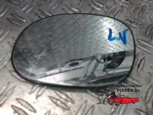 Gebruikte Spiegelglas links Peugeot 206 (2A/C/H/J/S) 1.4 XR,XS,XT,Gentry Prijs € 10,50 Margeregeling aangeboden door Autosloperij Pieper BV