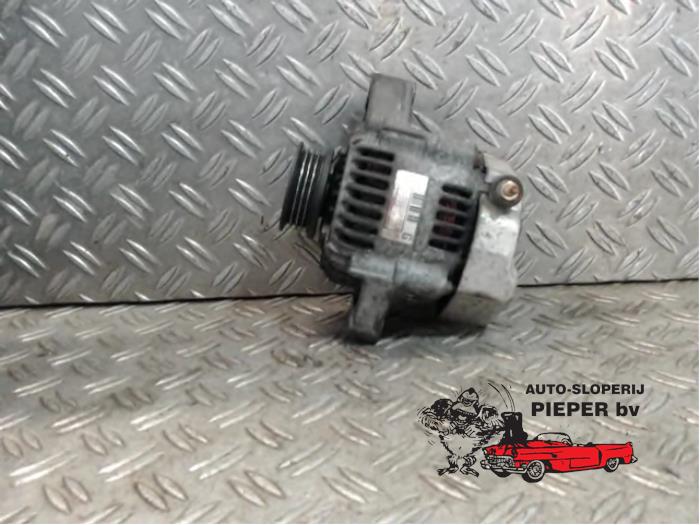 Gebruikte Alternator Daihatsu Cuore (L251/271/276) 1.0 12V DVVT Prijs € 36,75 Margeregeling aangeboden door Autosloperij Pieper BV