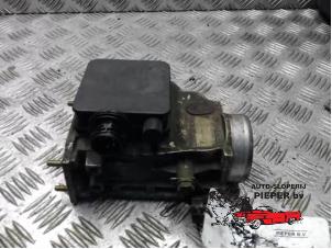 Gebruikte Luchtmassameter BMW 3 serie (E36/4) 318i Prijs € 42,00 Margeregeling aangeboden door Autosloperij Pieper BV