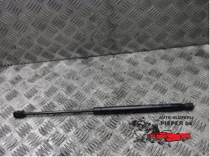 Nieuwe Kofferdekseldemper links-achter Opel Corsa Prijs € 19,06 Inclusief btw aangeboden door Autosloperij Pieper BV