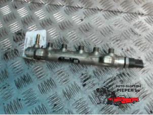 Gebruikte Injector brug Renault Espace (JK) 2.2 dCi 16V Prijs € 52,50 Margeregeling aangeboden door Autosloperij Pieper BV