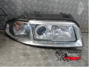 Gebruikte Koplamp rechts Audi A4 Avant Quattro (B5) 2.8 V6 30V Prijs € 36,75 Margeregeling aangeboden door Autosloperij Pieper BV