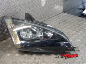 Gebruikte Koplamp rechts Ford Focus 2 Wagon 1.6 TDCi 16V 110 Prijs € 42,00 Margeregeling aangeboden door Autosloperij Pieper BV
