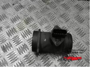 Gebruikte Luchtmassameter Volkswagen Passat Variant (3B5) 1.9 TDI 115 Prijs € 52,50 Margeregeling aangeboden door Autosloperij Pieper BV