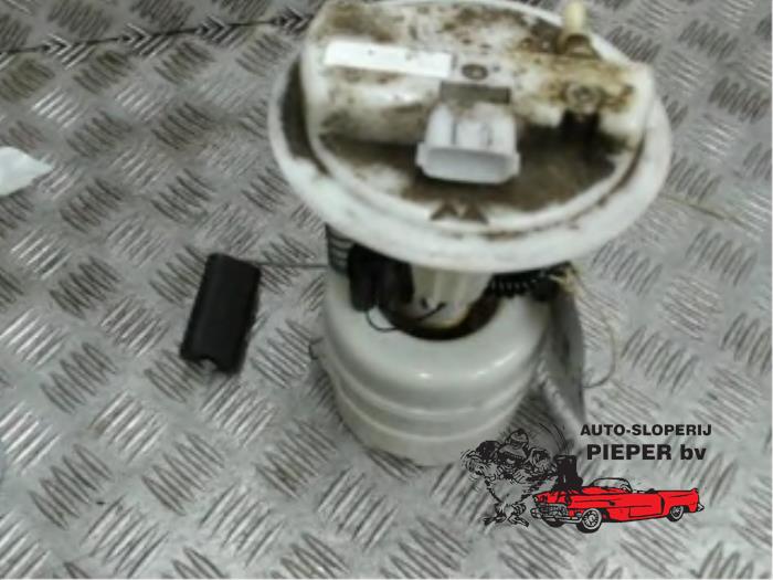 Gebruikte Tank element Pomp Renault Clio III (BR/CR) 1.4 16V Prijs € 63,00 Margeregeling aangeboden door Autosloperij Pieper BV