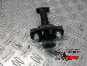 Gebruikte Deurvanger 4Deurs links-voor Ford B-Max (JK8) 1.0 EcoBoost 12V 100 Prijs € 21,00 Margeregeling aangeboden door Autosloperij Pieper BV