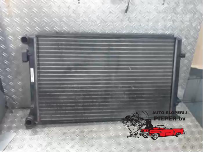 Gebruikte Radiateur Volkswagen Caddy III (2KA,2KH,2CA,2CH) 2.0 SDI Prijs € 36,75 Margeregeling aangeboden door Autosloperij Pieper BV