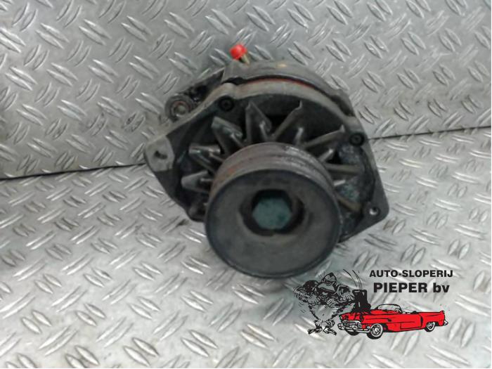 Dynamo van een Nissan Vanette (C23) 2.3 D E/Cargo 2001