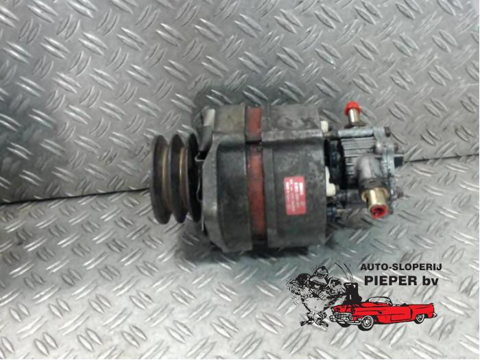 Dynamo van een Nissan Vanette (C23) 2.3 D E/Cargo 2001