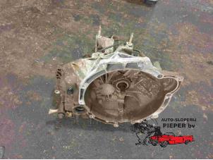 Gebruikte Versnellingsbak Ford Fiesta 4 1.25 16V Prijs € 183,75 Margeregeling aangeboden door Autosloperij Pieper BV